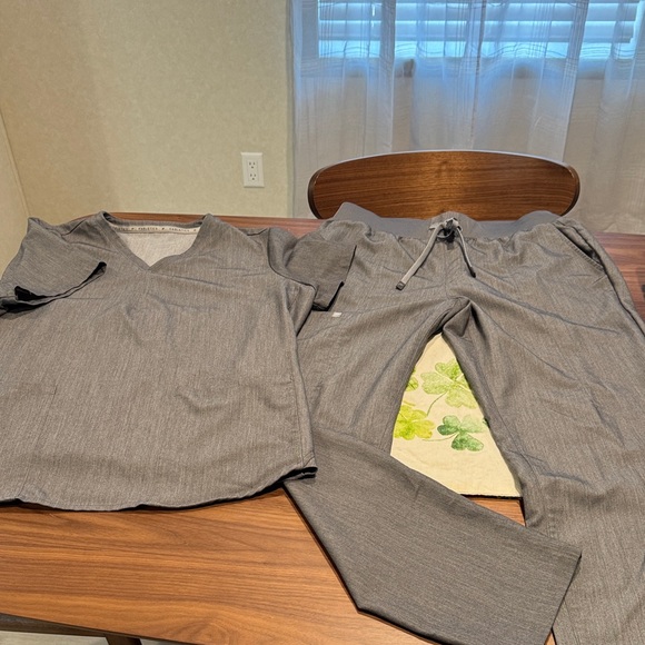 Fabletics scrub set - Picture 1 of 5